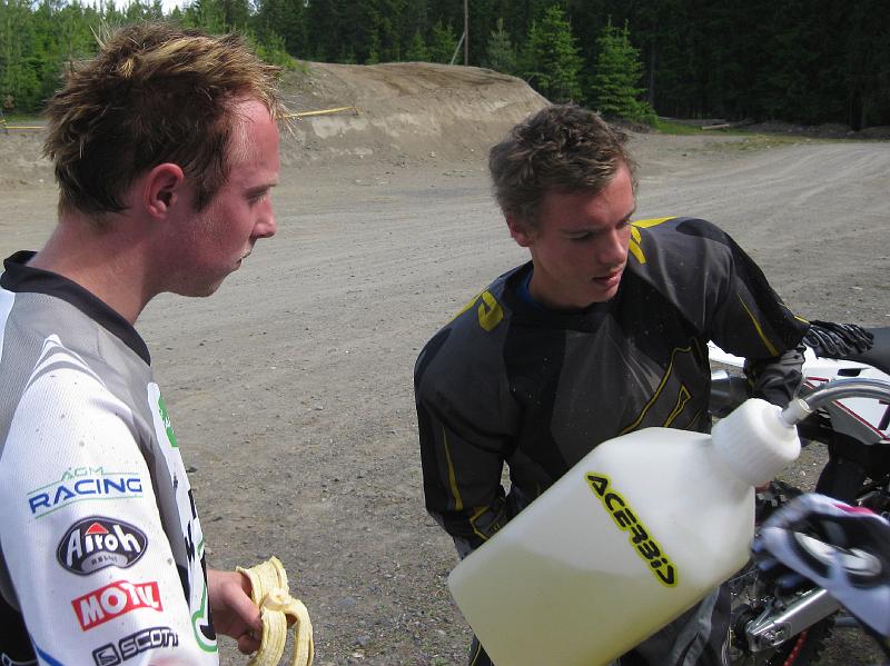 IMG_2804.JPG - Pit stop er bensin og drikke! Jonas Pedersen følger spent med.